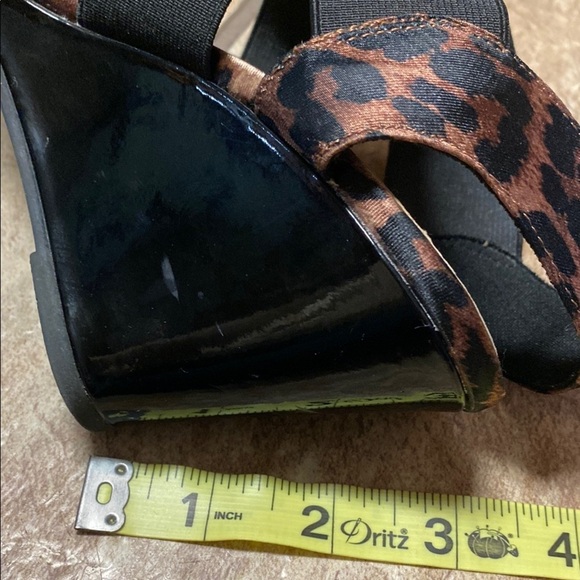 Predictions Size 6W Brown and Black Leopard Print Wedges - Picture 11 of 11